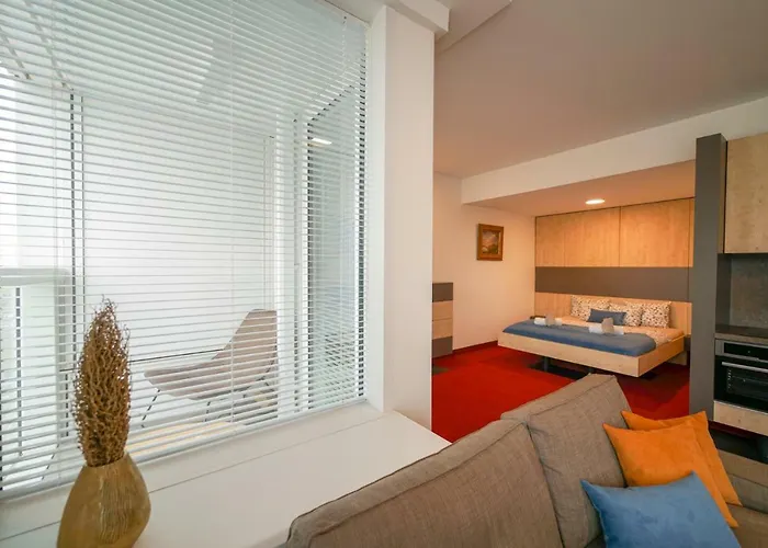 Zora Exclusive By Chors ブラチスラヴァ