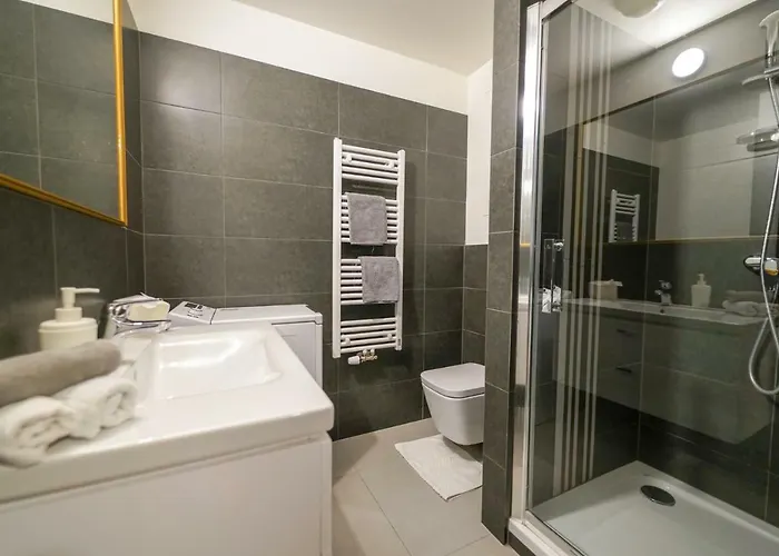 Zora Exclusive By Chors ブラチスラヴァ